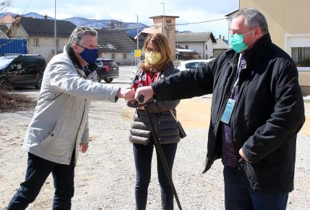 Množično testiranje za zaposlene v gospodarstvu GD Cerknica., Marko Rupar, Sara Čučnik, Jošt Rupnik  09 FOTO LJUBO VUKELIČ